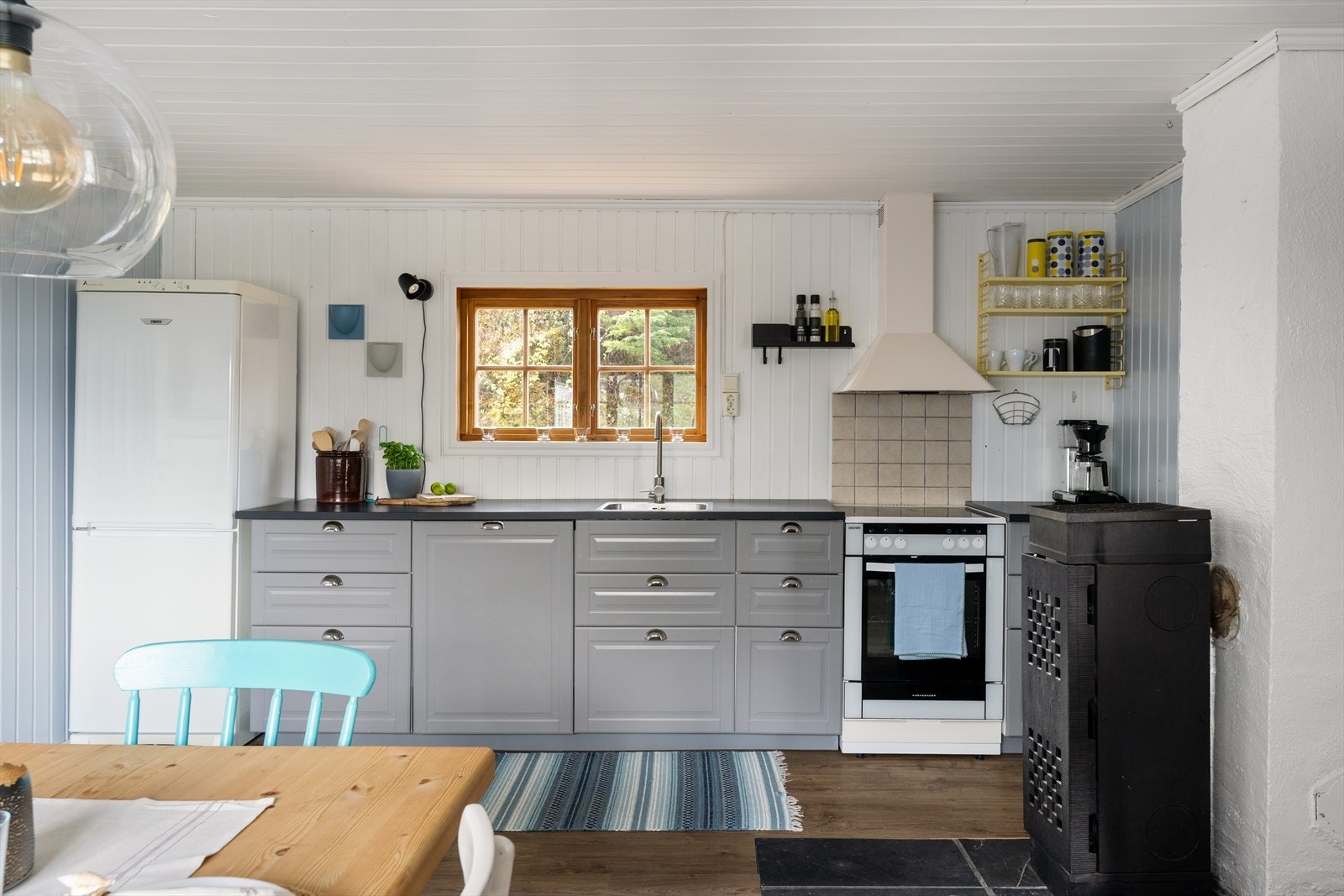 Kjøkken på ca. 20m² adskilt fra stue og øvrige rom. Galleribilde