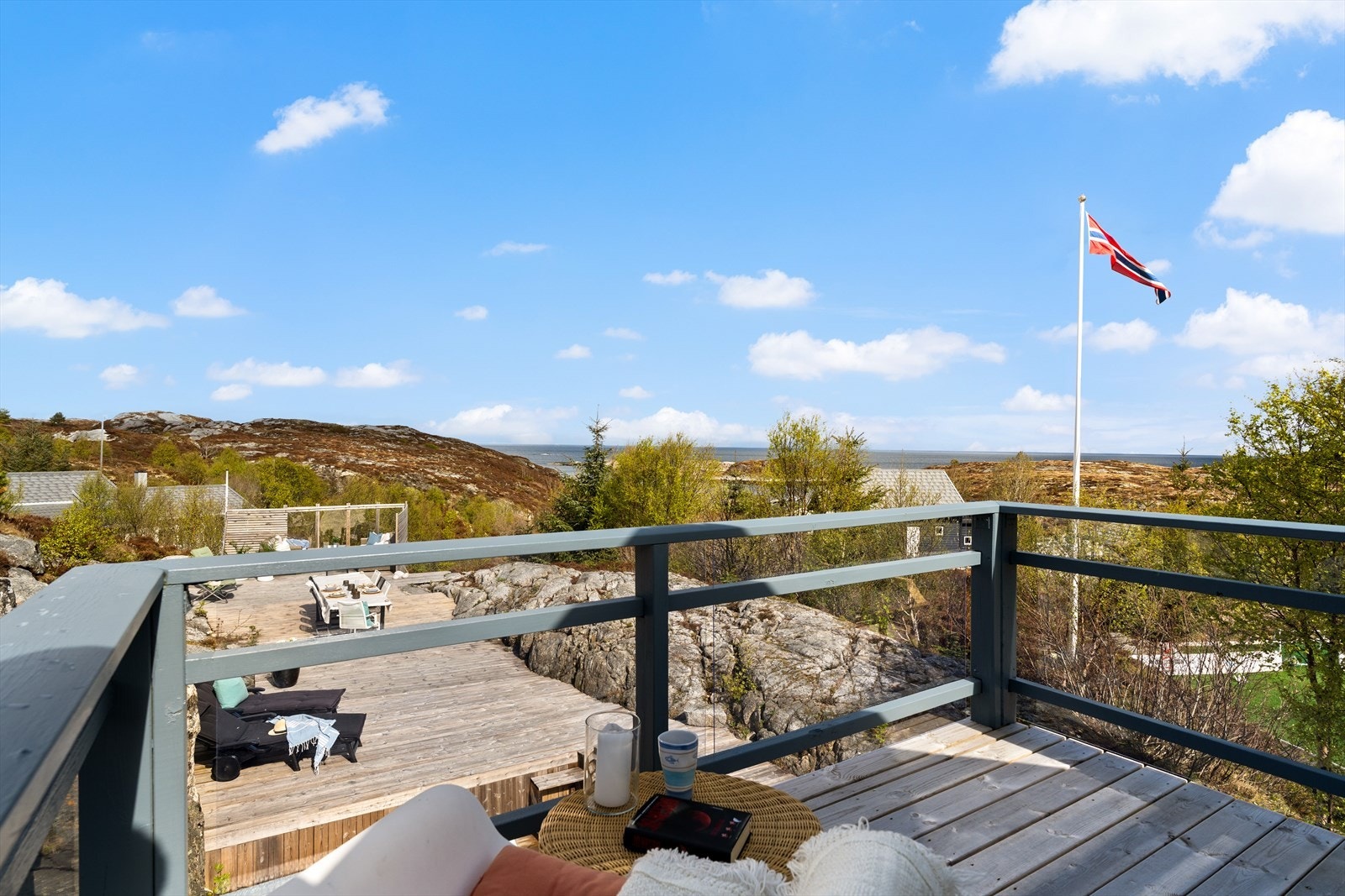 Balkongen ligger vestvendt og nyter svært gode solforhold - i likhet med øvrige terrasseareal på eiendommen. Galleribilde