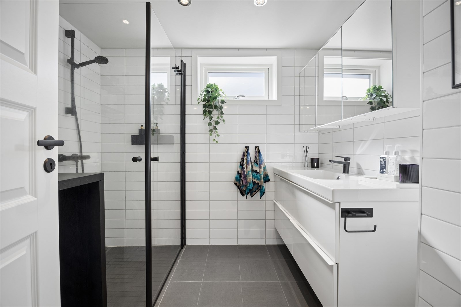Badet er fra 2013, men er oppgradert med blant annet blandebatteri og dusj fra 2023. Galleribilde