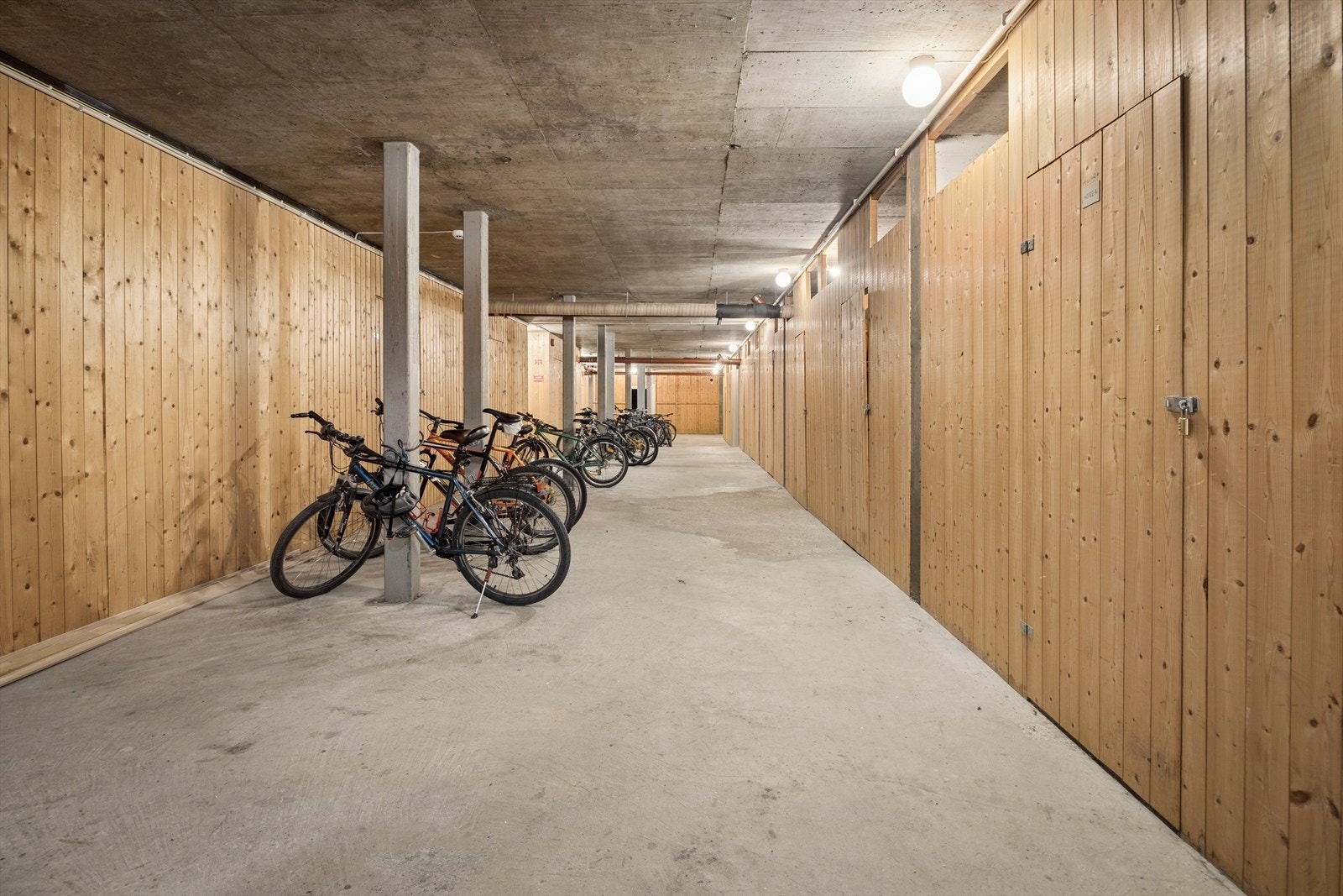 Leiligheten disponerer to private kjellerboder på 8 kvm til sammen. Galleribilde