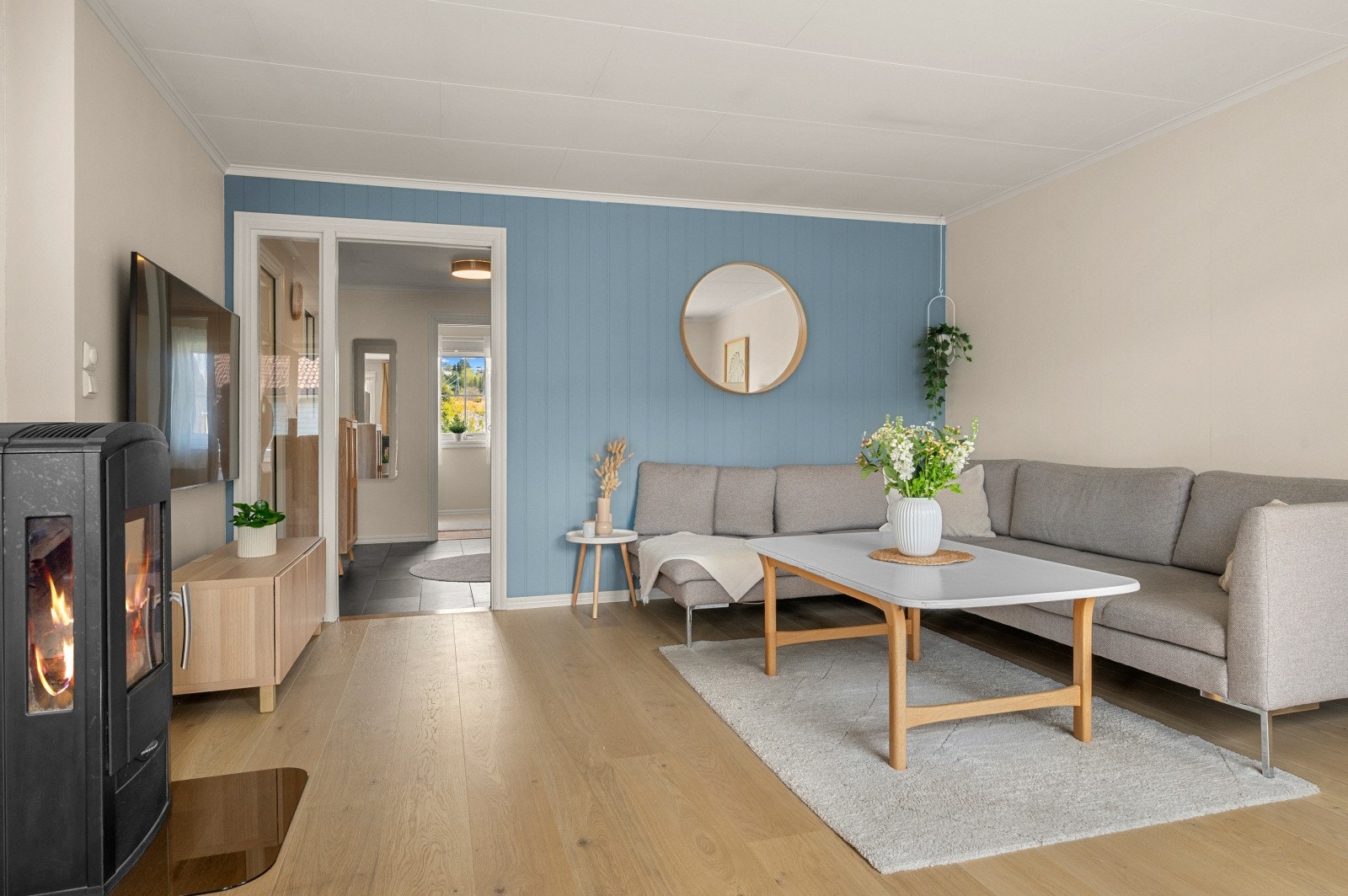 Leiligheten er malt opp i tidsriktige farger og fikk nytt gulv i oppholdsrom i 2025. Ellers holder leiligheten innflyttingsklar og pen standard uten behov for strakstiltak. Galleribilde