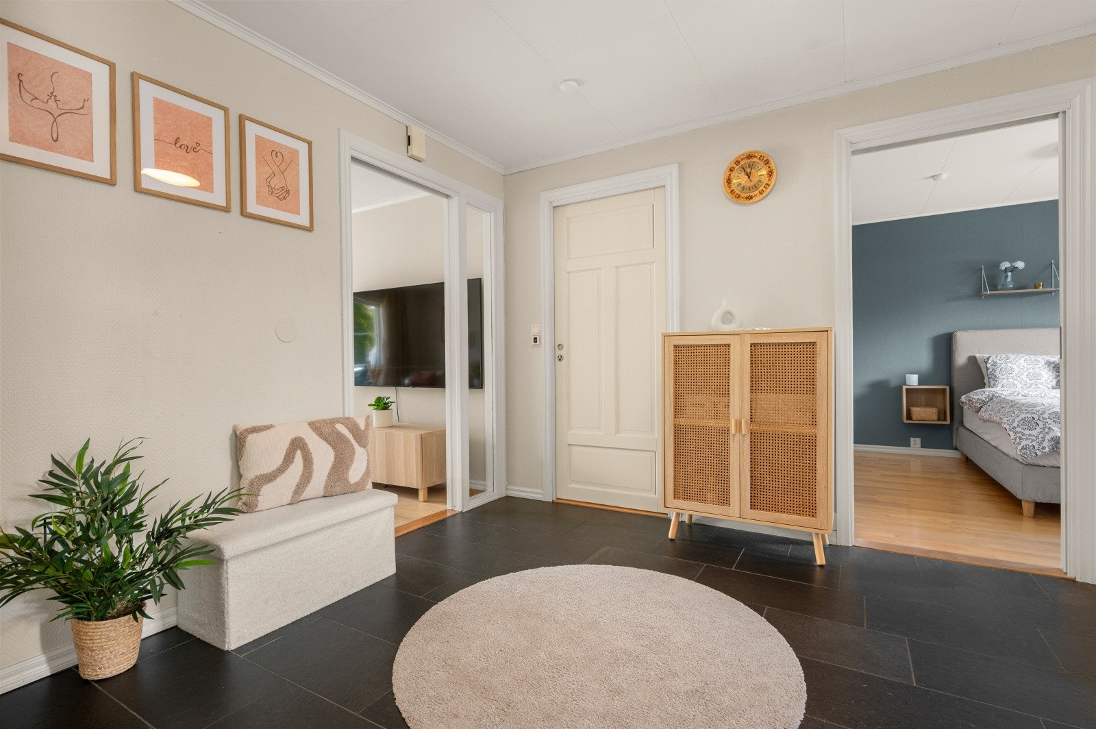 Fra gangen er det inngang til begge soverommene og badet. Det er i tillegg oppgang til romslig lagringsloft fra gangen. Galleribilde