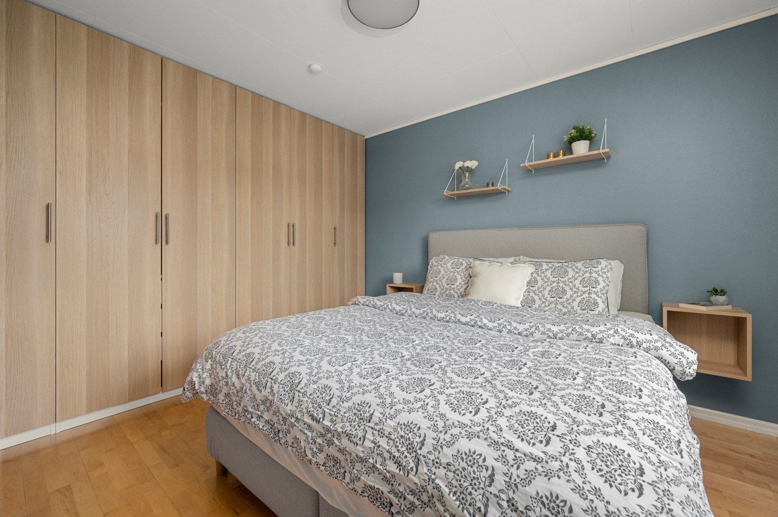 Soverommet har lagring i stor garderobe med innredning. Denne kommer i tillegg til lagringsloft og sportsbod med hems. Galleribilde