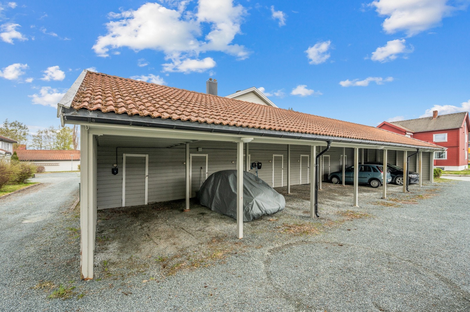 Leiligheten har egen carport-plass med tilliggende sportsbod og el.bil-lader. Galleribilde