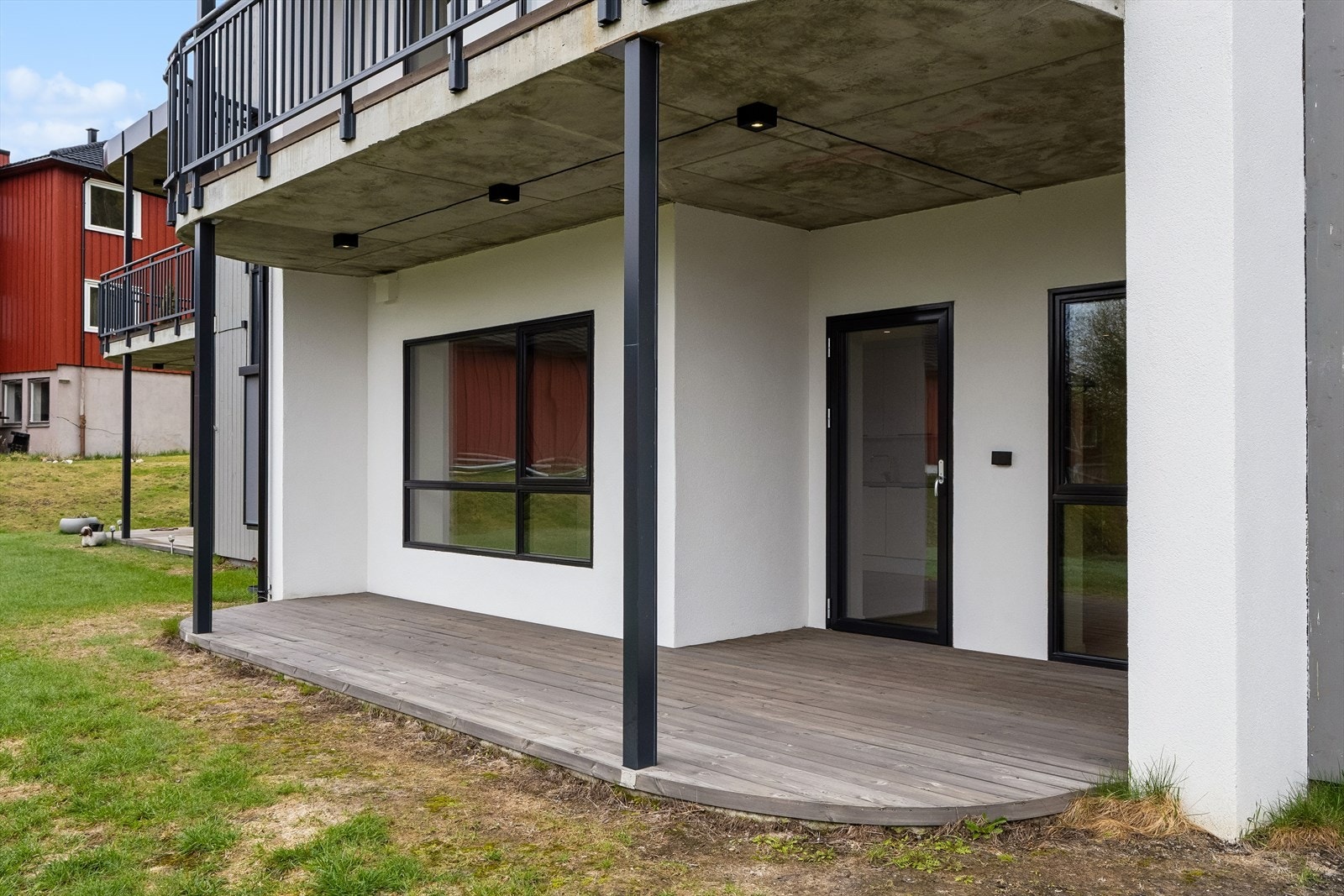 Terrassen er på ca. 16 kvm og gir gode muligheter for ønsket møblering. Galleribilde