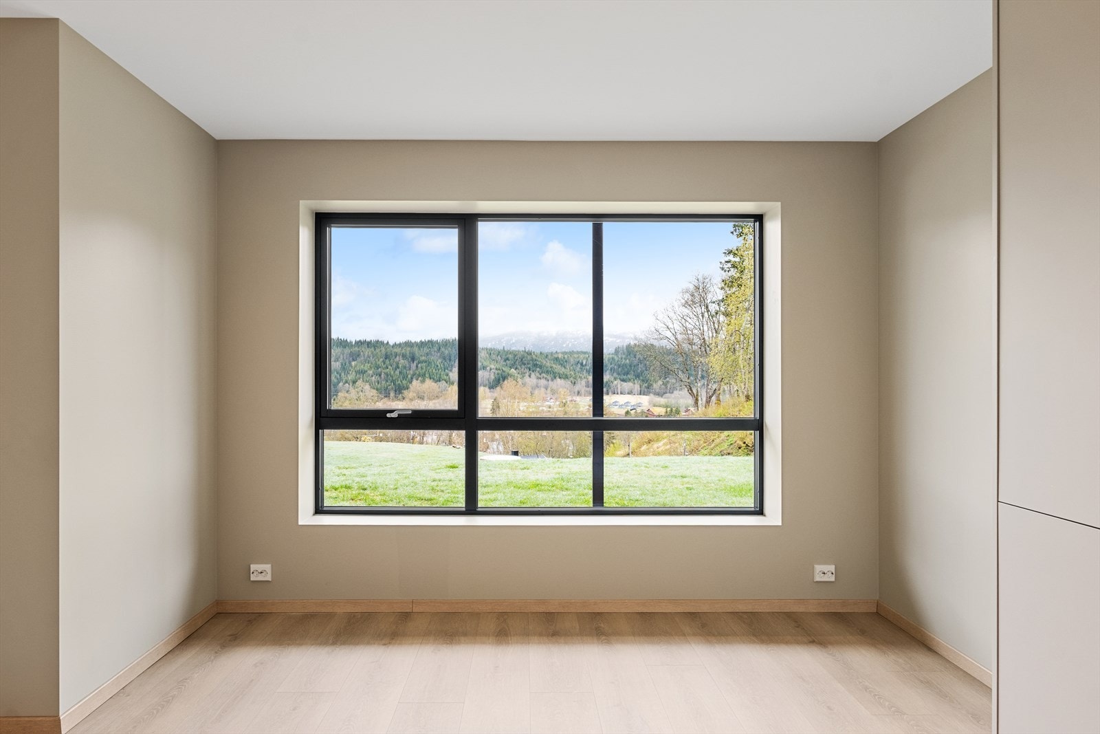 Bygningen har malte trevinduer med utvendig alubeslag og med 3-lags glass. Galleribilde