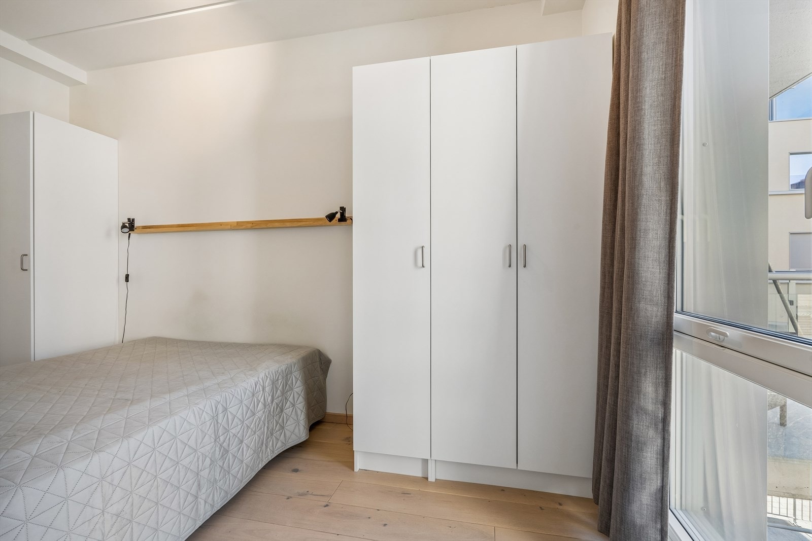 Soverommet har plass til stor dobbelseng, og har dessuten godt med garderobeplass. Galleribilde
