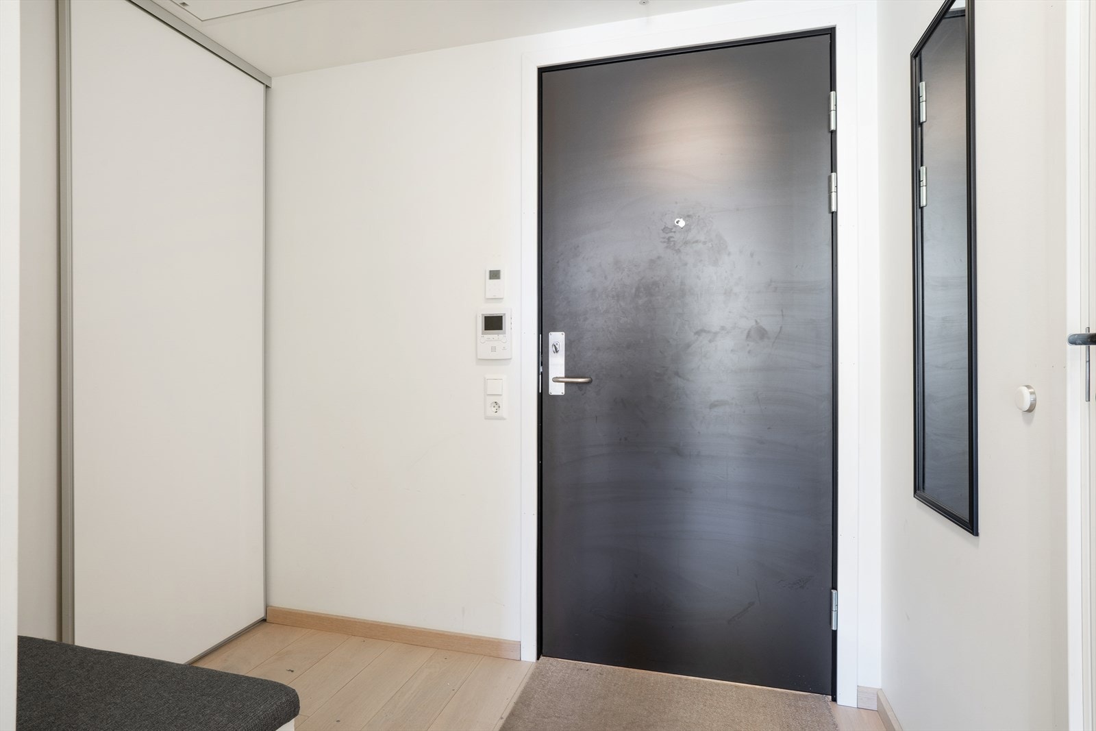 Romslig entré med skyvedørsgarderobe til klær og sko. Galleribilde