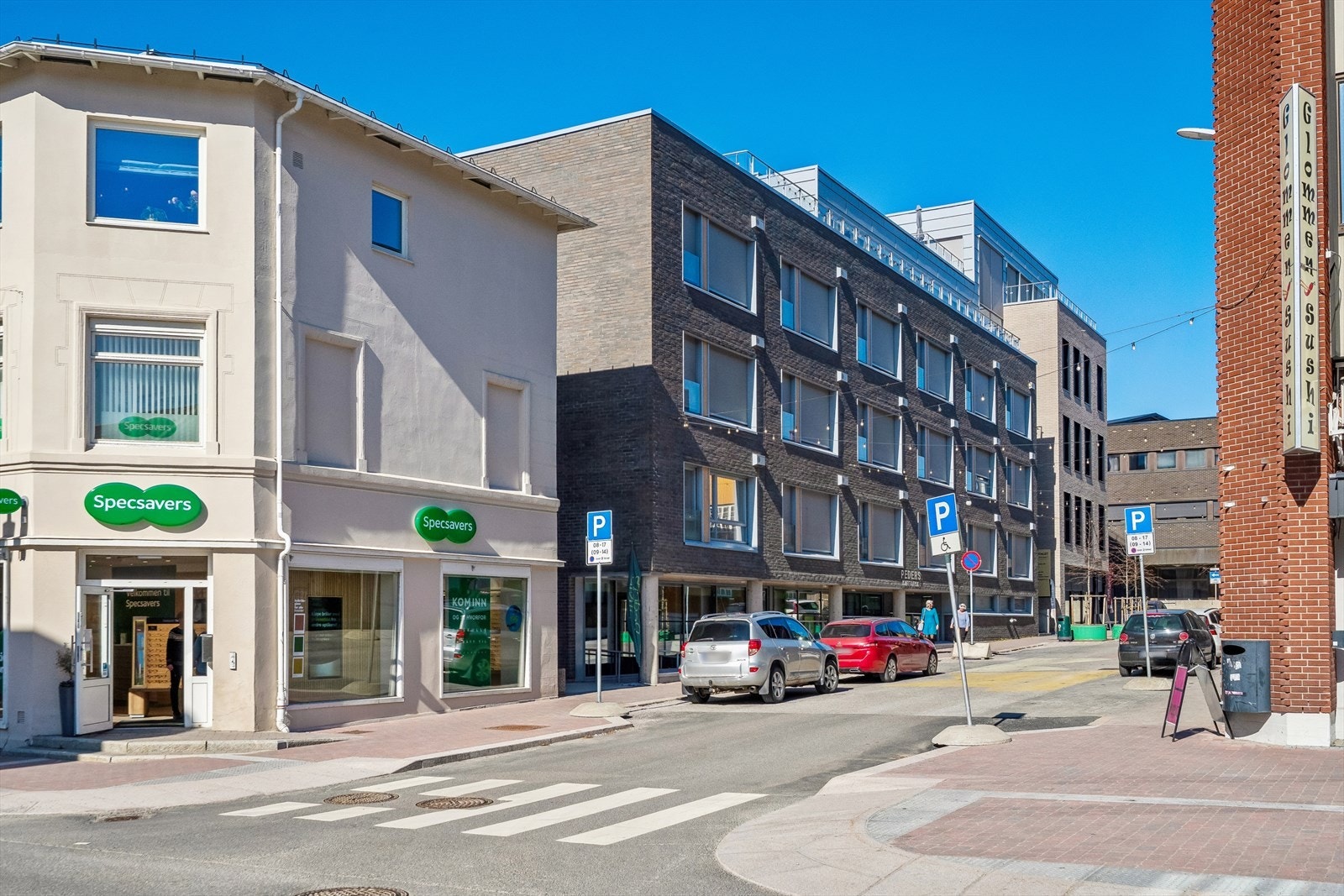 I Rådhusgata har man umiddelbar nærhet til de fleste fasiliteter. Rett utenfor er bla. et bakeri og flere spisesteder. Galleribilde
