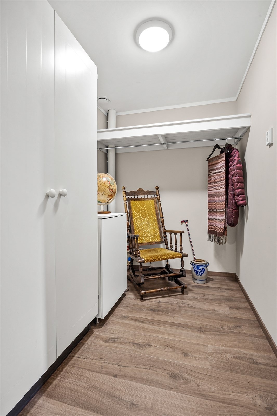 Innvendig bod med garderobeskap Galleribilde