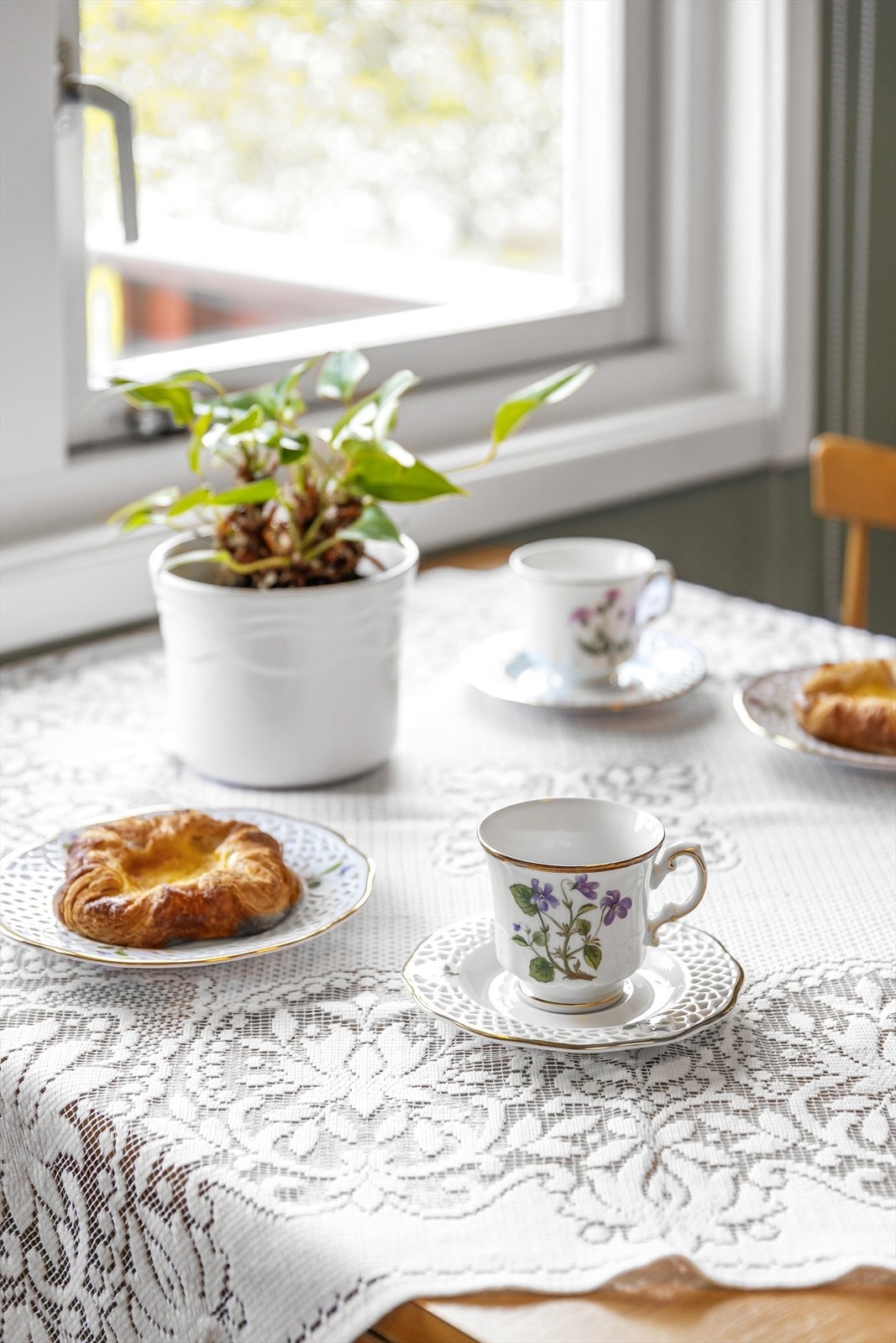 Plass til lite spisebord ved vindu Galleribilde