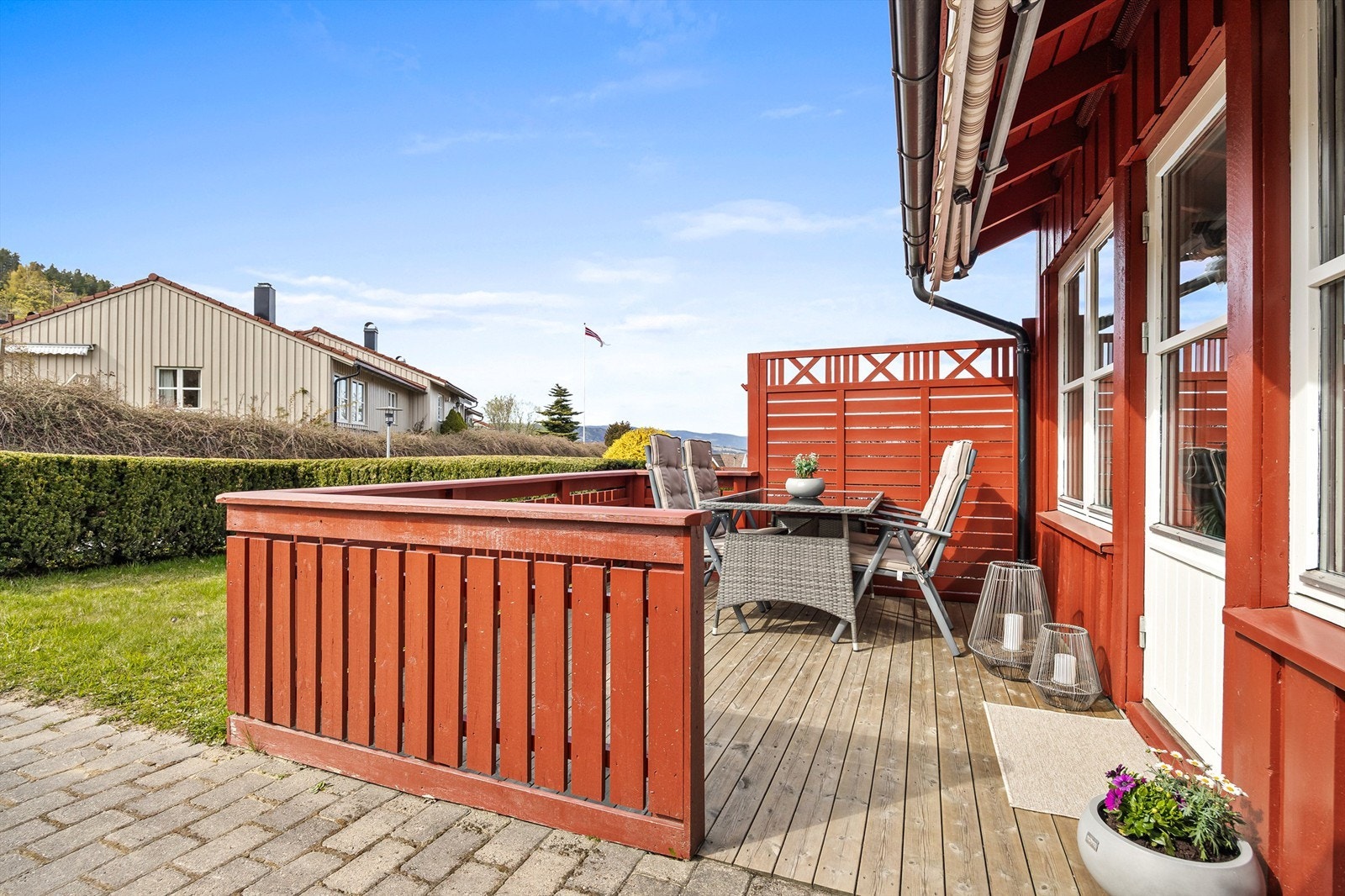 Hyggelig platting på fremsiden av boligen Galleribilde