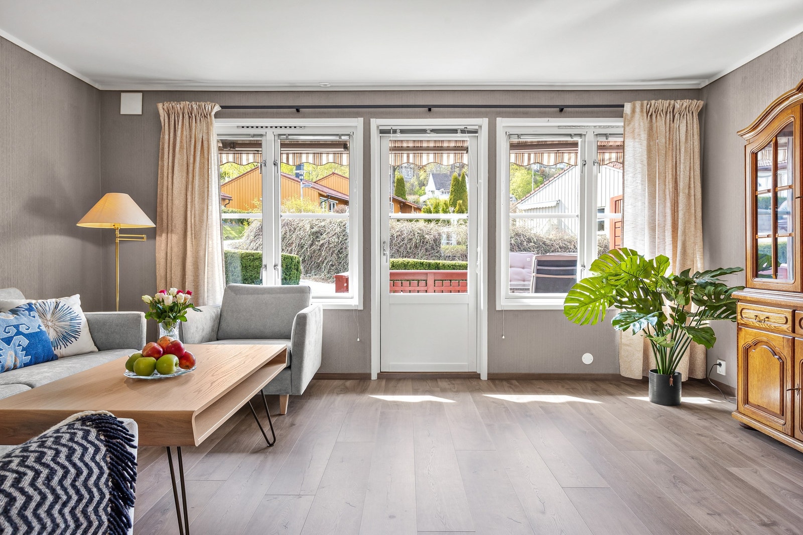 Rommet har store vindusflater som gir godt med naturlig lysinnslipp Galleribilde