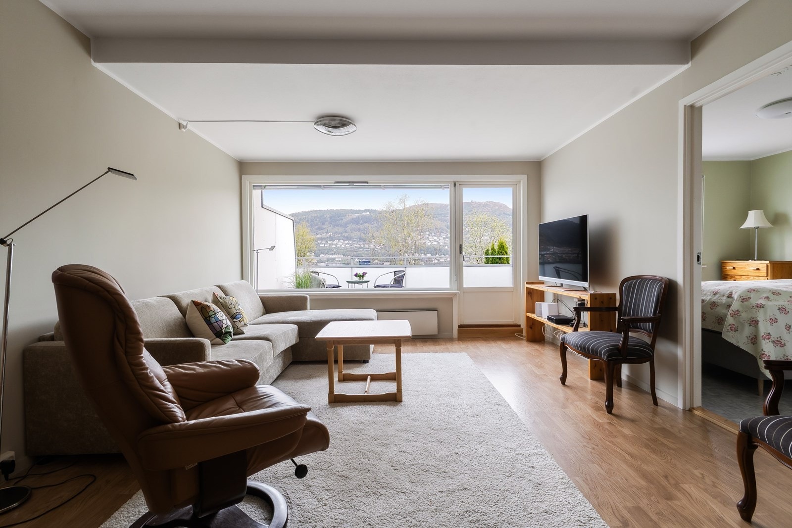 Stue med utgang til terrasse Galleribilde