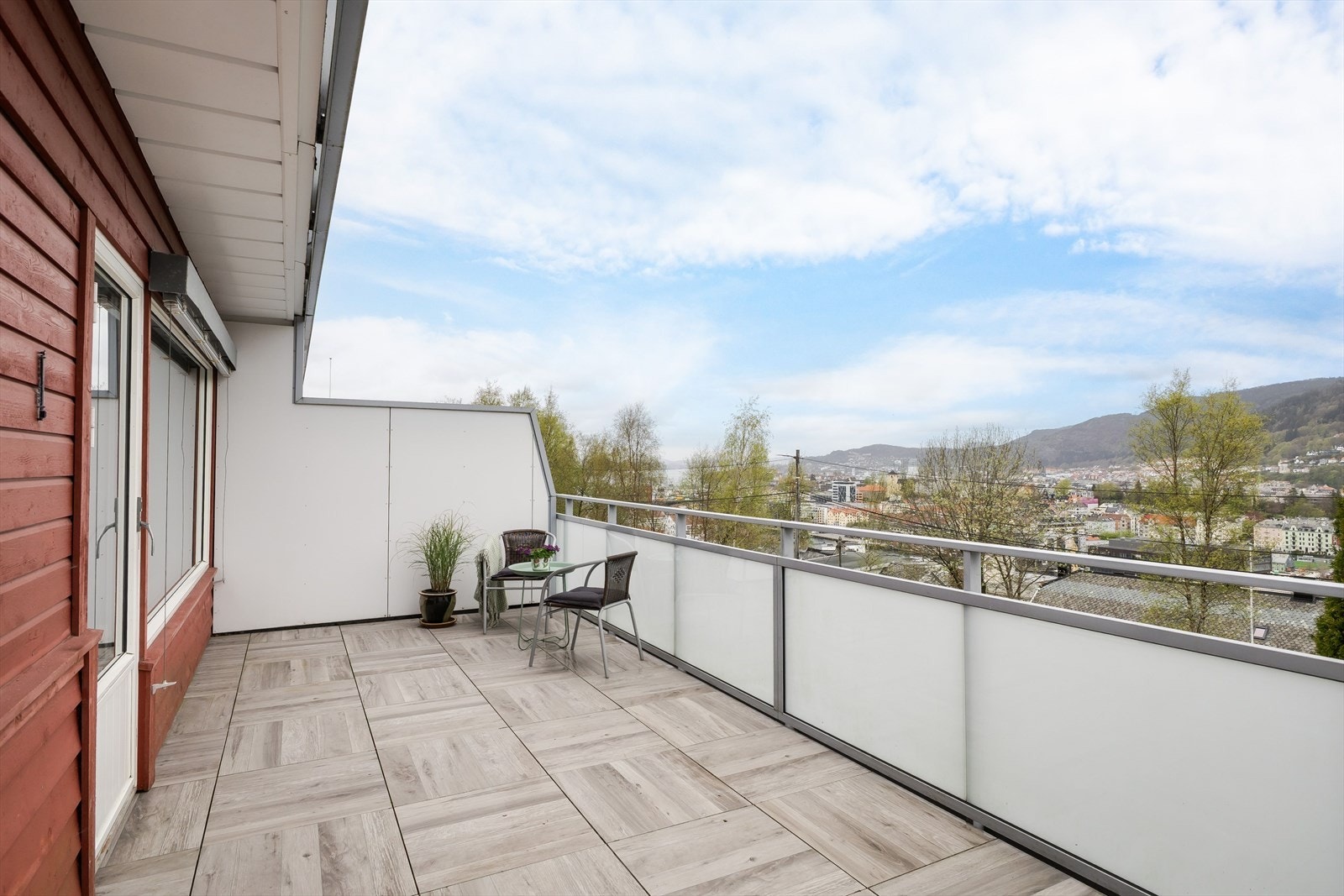 Terrasse fra stue med noe utsikt Galleribilde