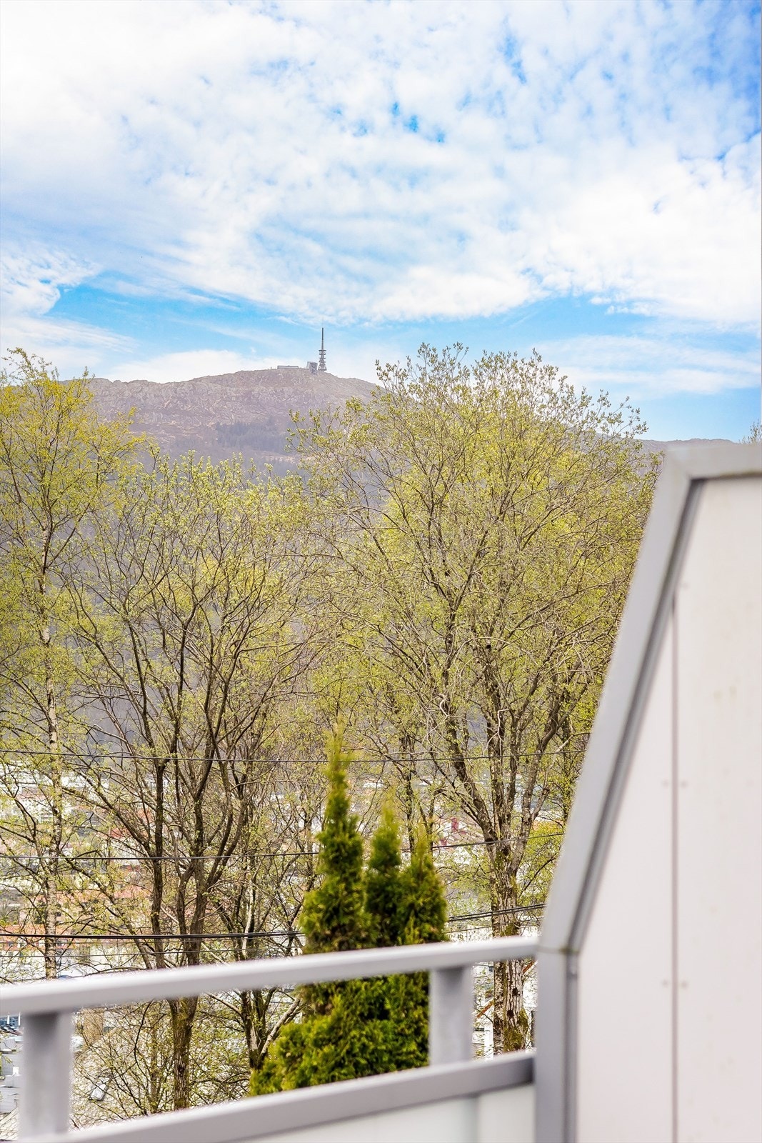Man ser Ulriken fra stue og terrasse Galleribilde