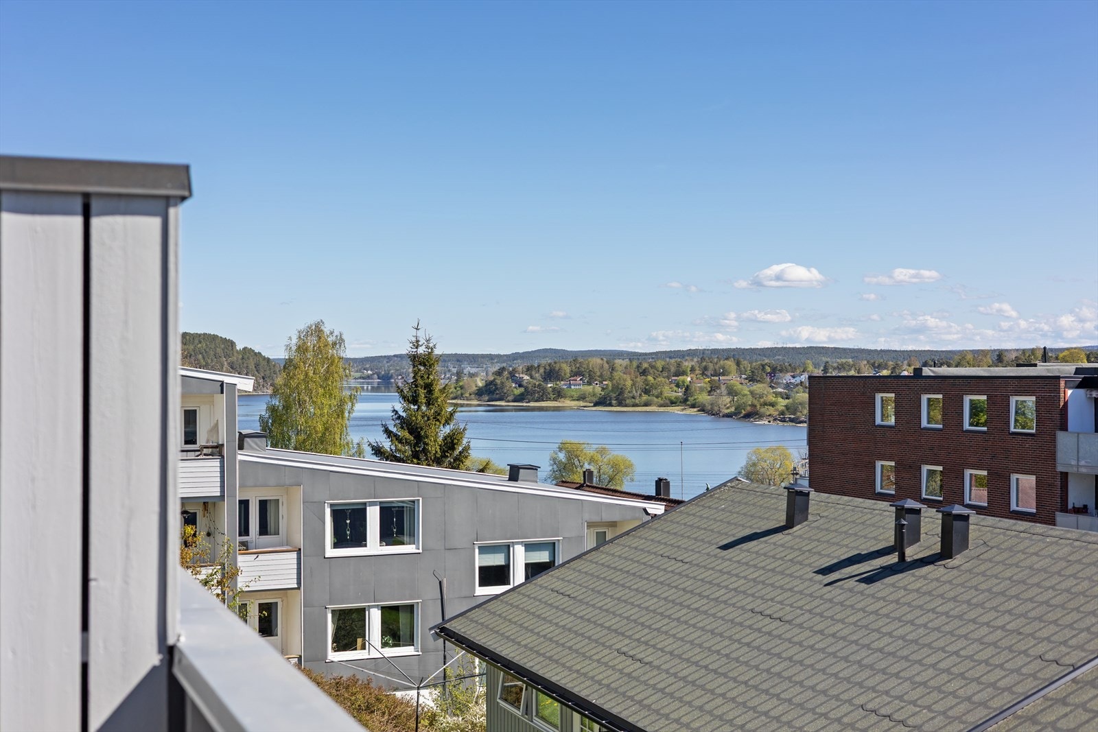 Hyggelig utsikt mot Glengshølen fra balkongen. Galleribilde