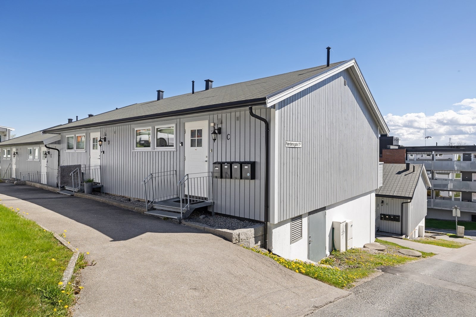 Leiligheten har en fin beliggenhet på enden. Det er kort vei til alt av byens fasiliteter og togstasjonen. Galleribilde