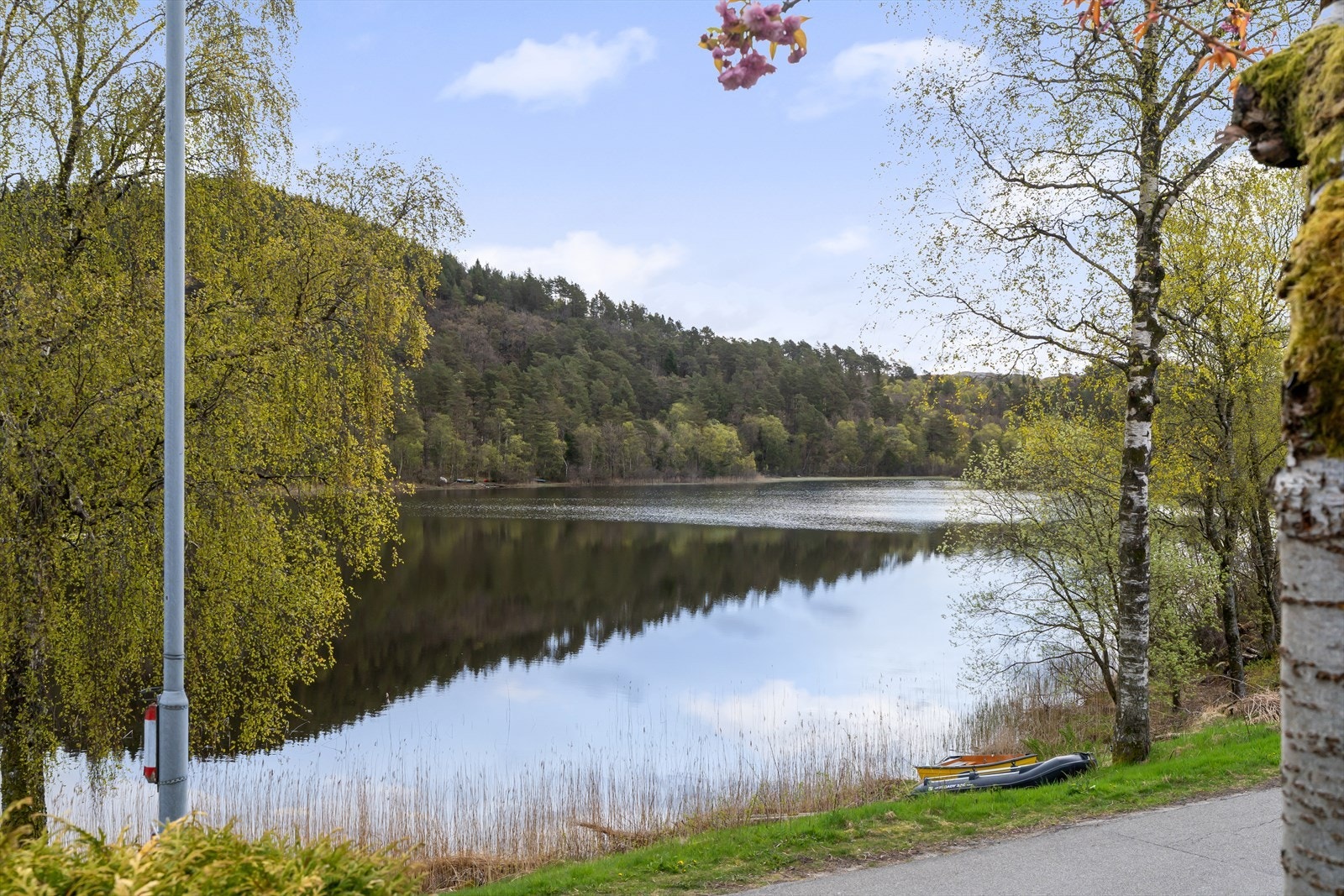 Like utenfor døren byr området på enestående turmuligheter i flott natur med kilometervis med turstier som egner seg godt for både kortere og lengre utflukter. Galleribilde