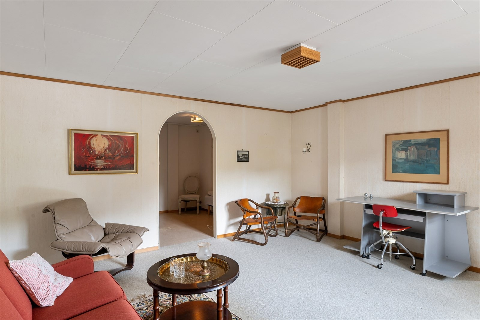 Fra entré er det adkomst til et romslig soverom med eget bad, som også kan benyttes som stue/kontor eller ekstra oppholdsrom. Galleribilde