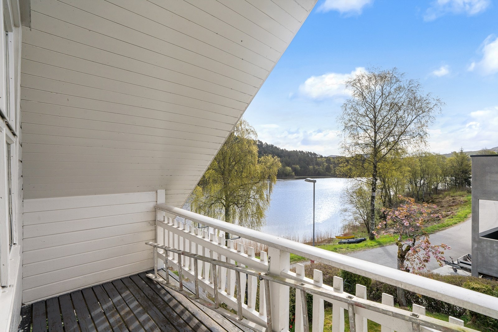 Her kan du nyte utsikten mot Bråsteinvatnet - perfekt både for lufting av dyner og sengetøy, og for rolige øyeblikk ute. Galleribilde