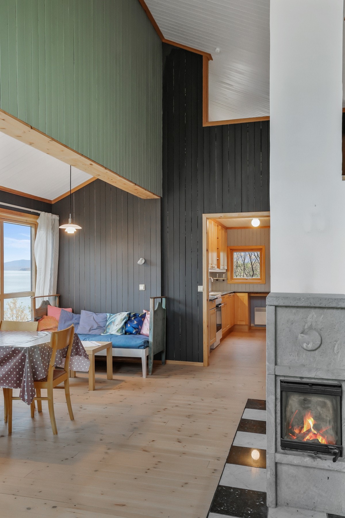 I stuen er det en sjarmerende peisovn med glassdør, perfekt for å skape en lun og hyggelig stemning på kjølige kvelder. Galleribilde