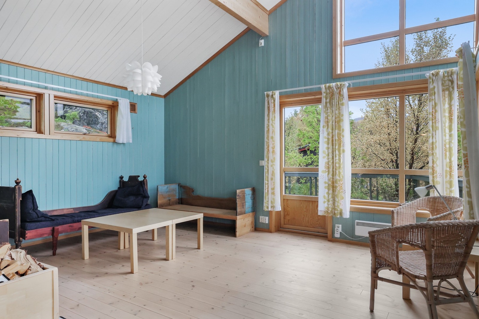 Rommet har en naturlig inndeling med god plass til en komfortabel sofagruppe. Galleribilde
