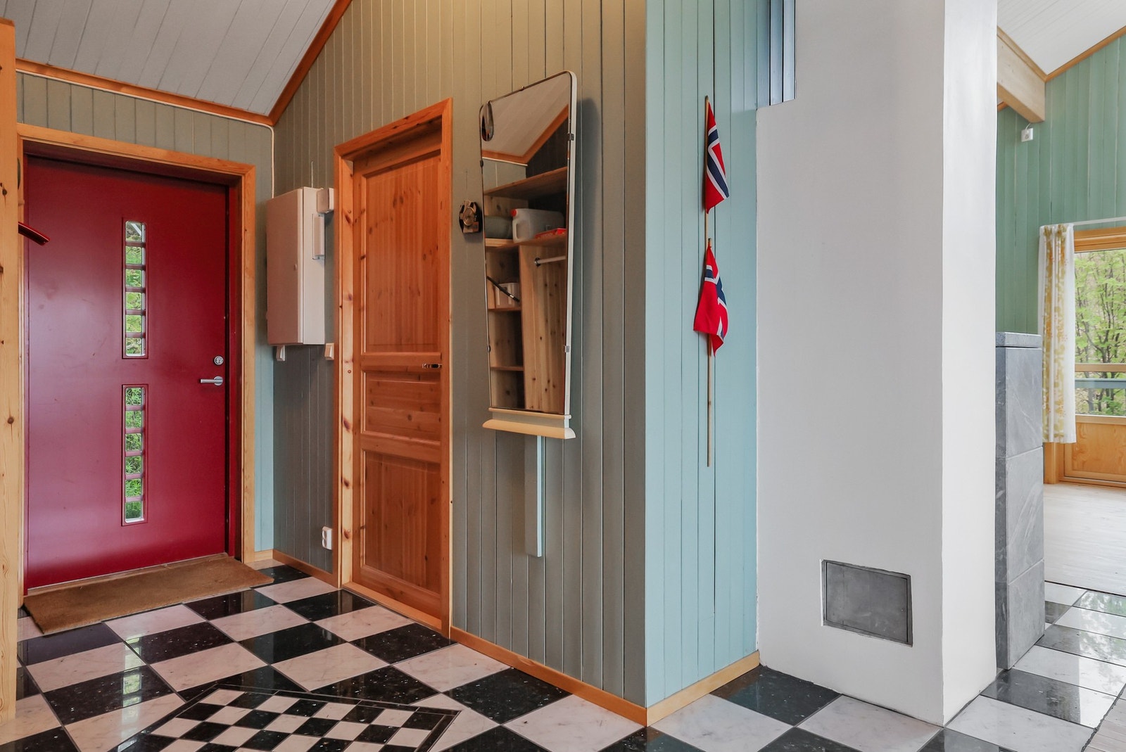 Entréen er praktisk utformet med plass til oppbevaringsløsninger for yttertøy og sko, som knagger og hyller. Galleribilde