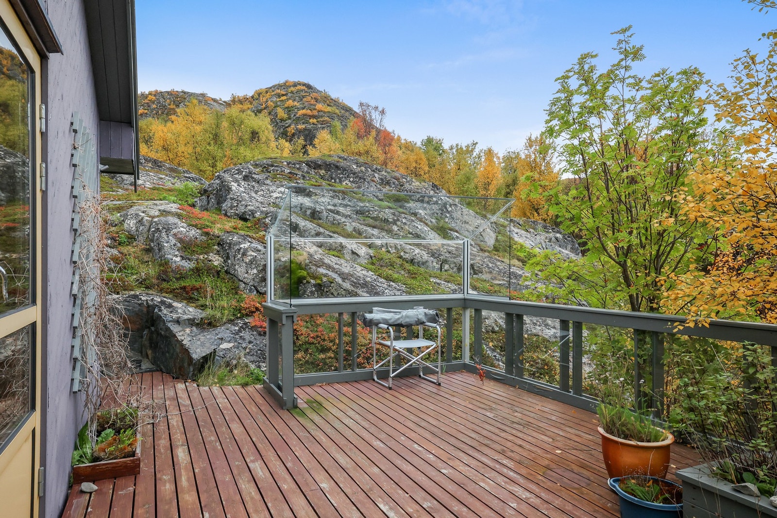 Den store terrassen på ca. 25 kvadratmeter er en fantastisk forlengelse av stuen. Galleribilde
