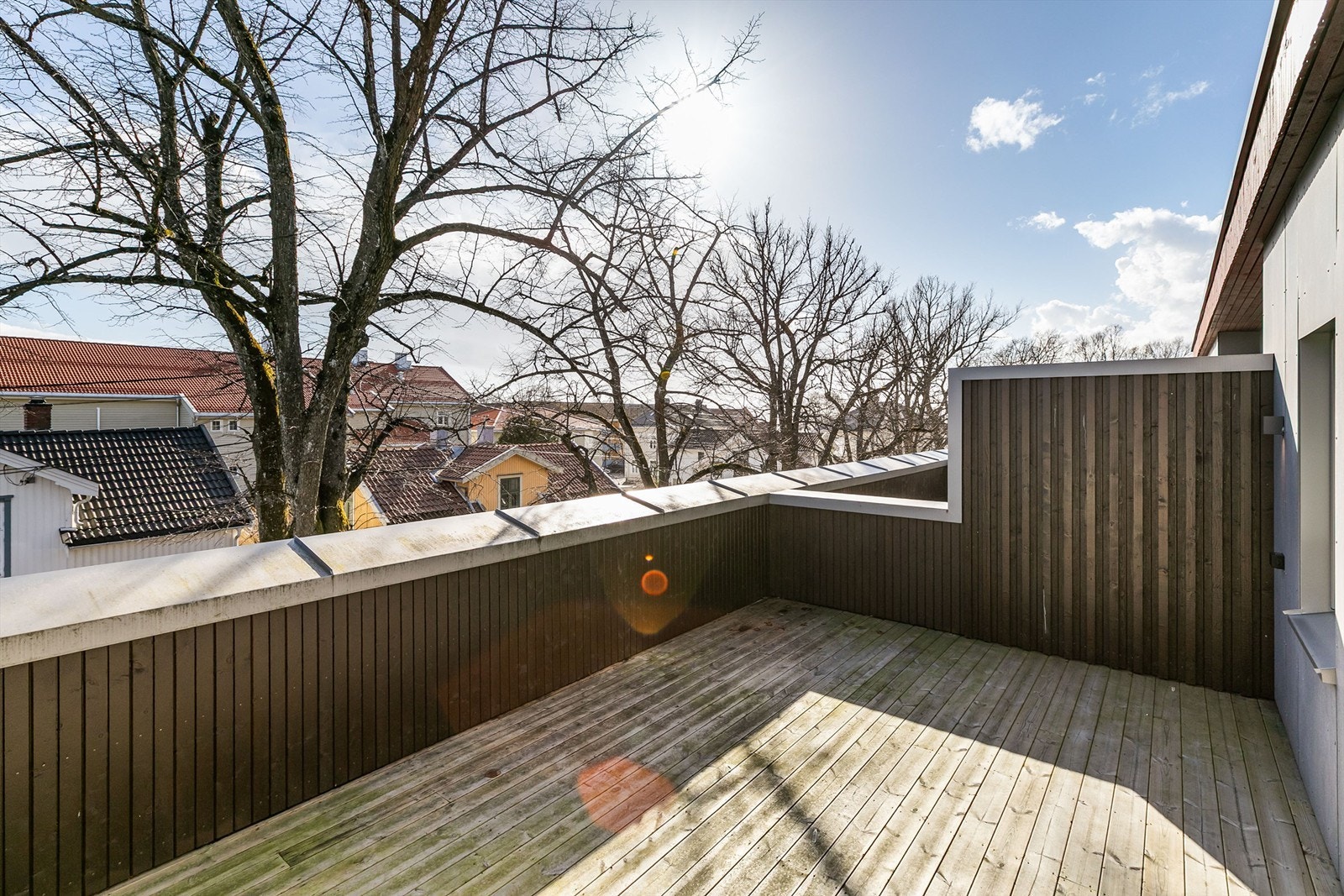 Boligens to takaltaner er et herlig frirom i høyden. Alleen langs Løkkegata fylles av blader og blir fra utpå våren et vakkert skue. Fotograf; Børge Oppegård. Galleribilde