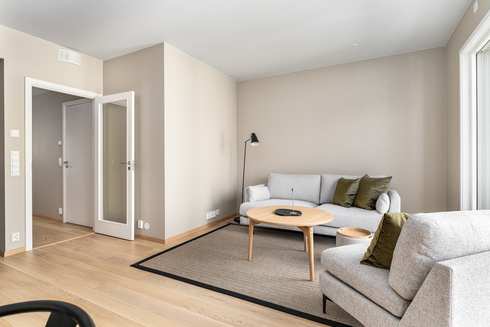 Stuen kan lukkes av for å begrense lyd til etasjens soverom.
Glassdøren slipper likevel daglyset gjennom til gangen. Galleribilde