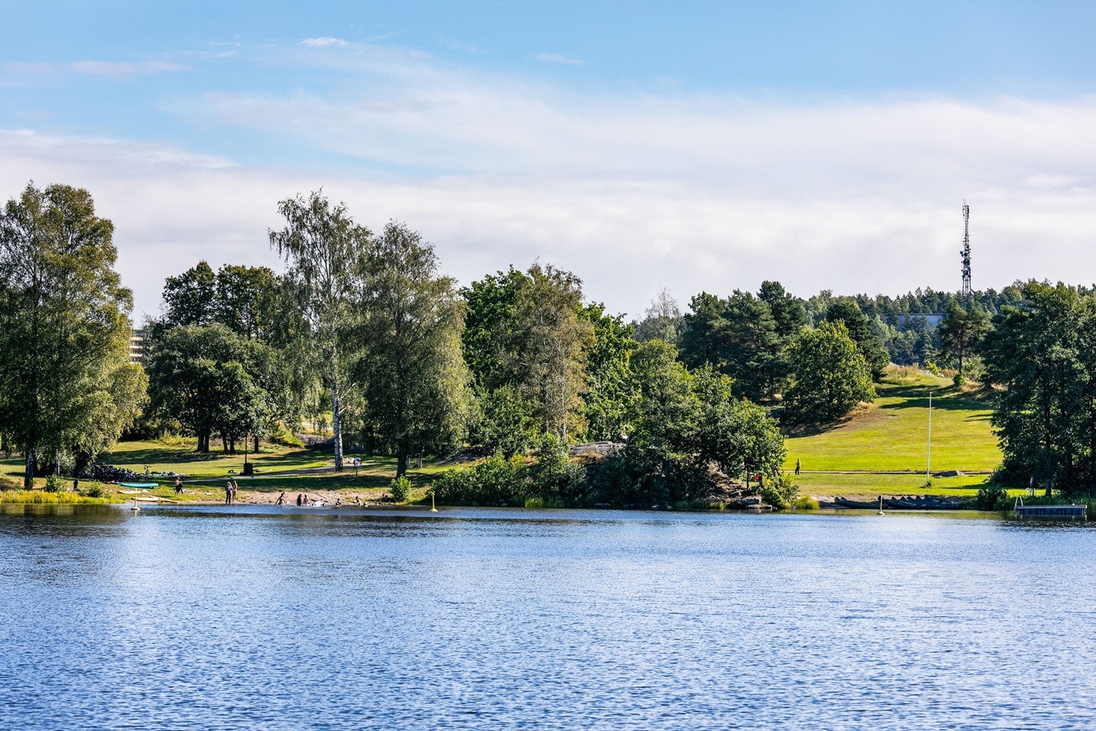 I den nærliggende Nesparken er det sommerstid mulighet for soling og bading fra fine sandstrender. Galleribilde