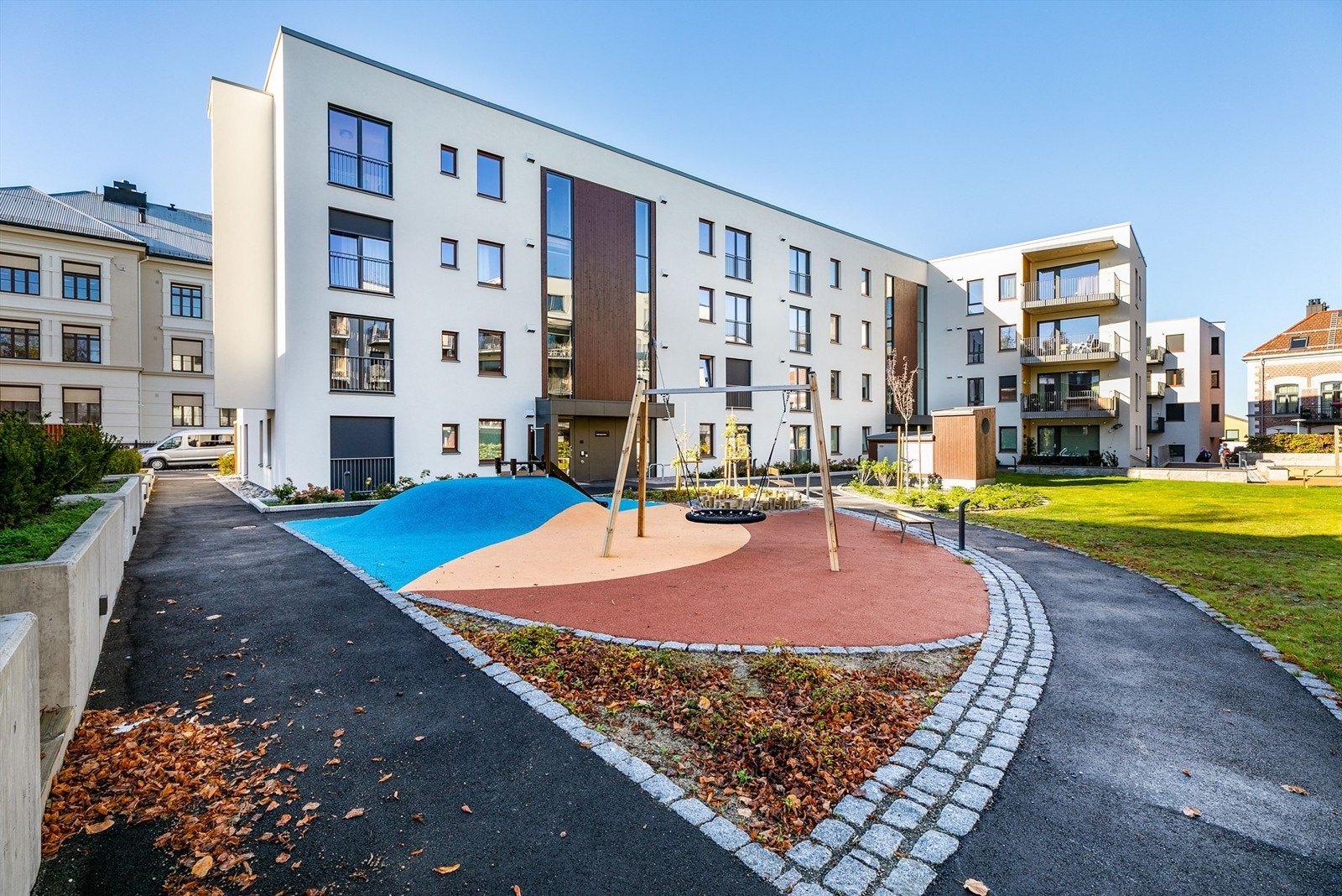 Tunet midt i Skarmyrakvartalet er en fin tumle- og møteplass for beboerne. Her råder en tilbaketrukket og rolig atmosfære. Galleribilde
