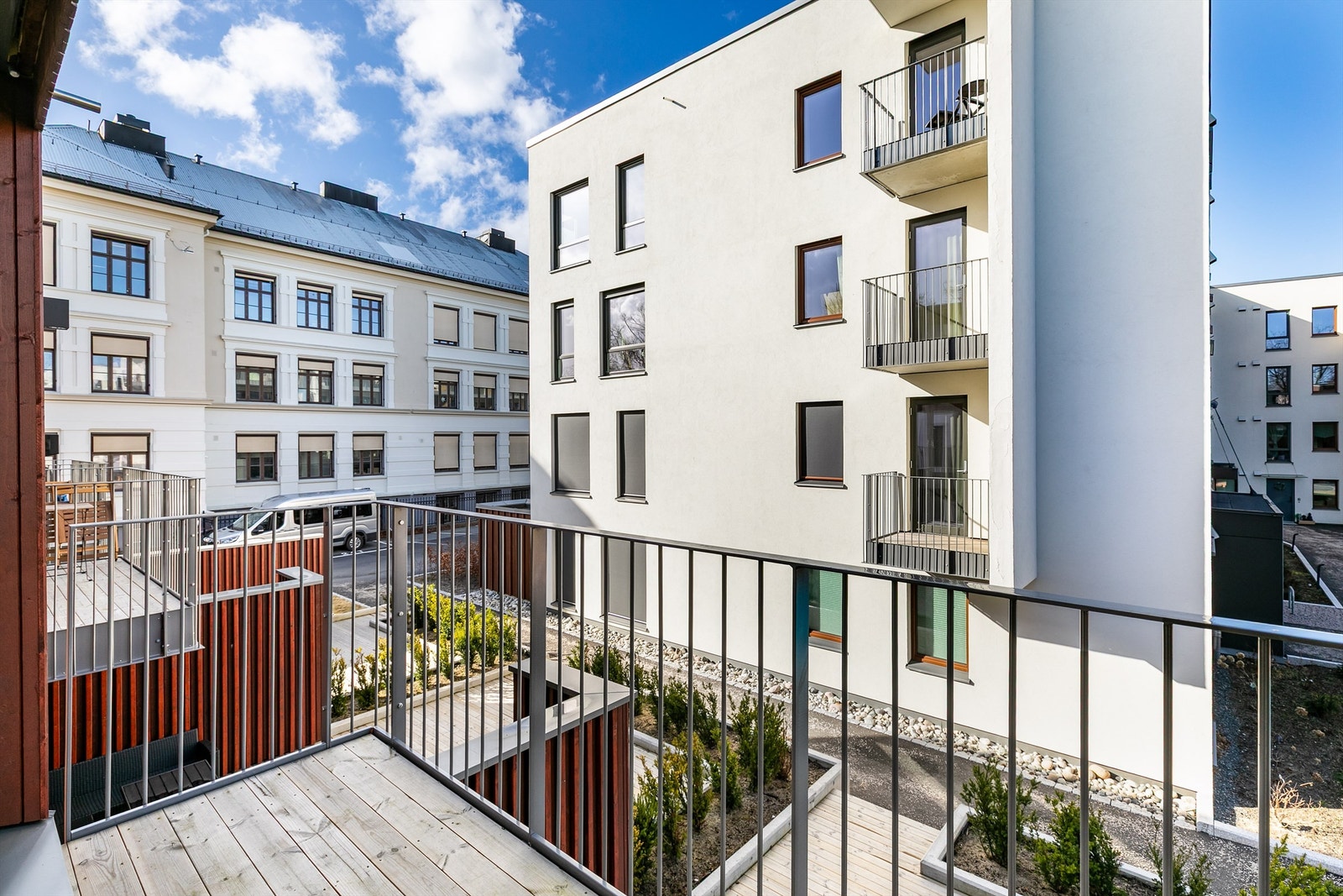 Balkongen er på ca. 3 kvm. og rammet inn av rekkverk som ikke stenger solen ute. Galleribilde
