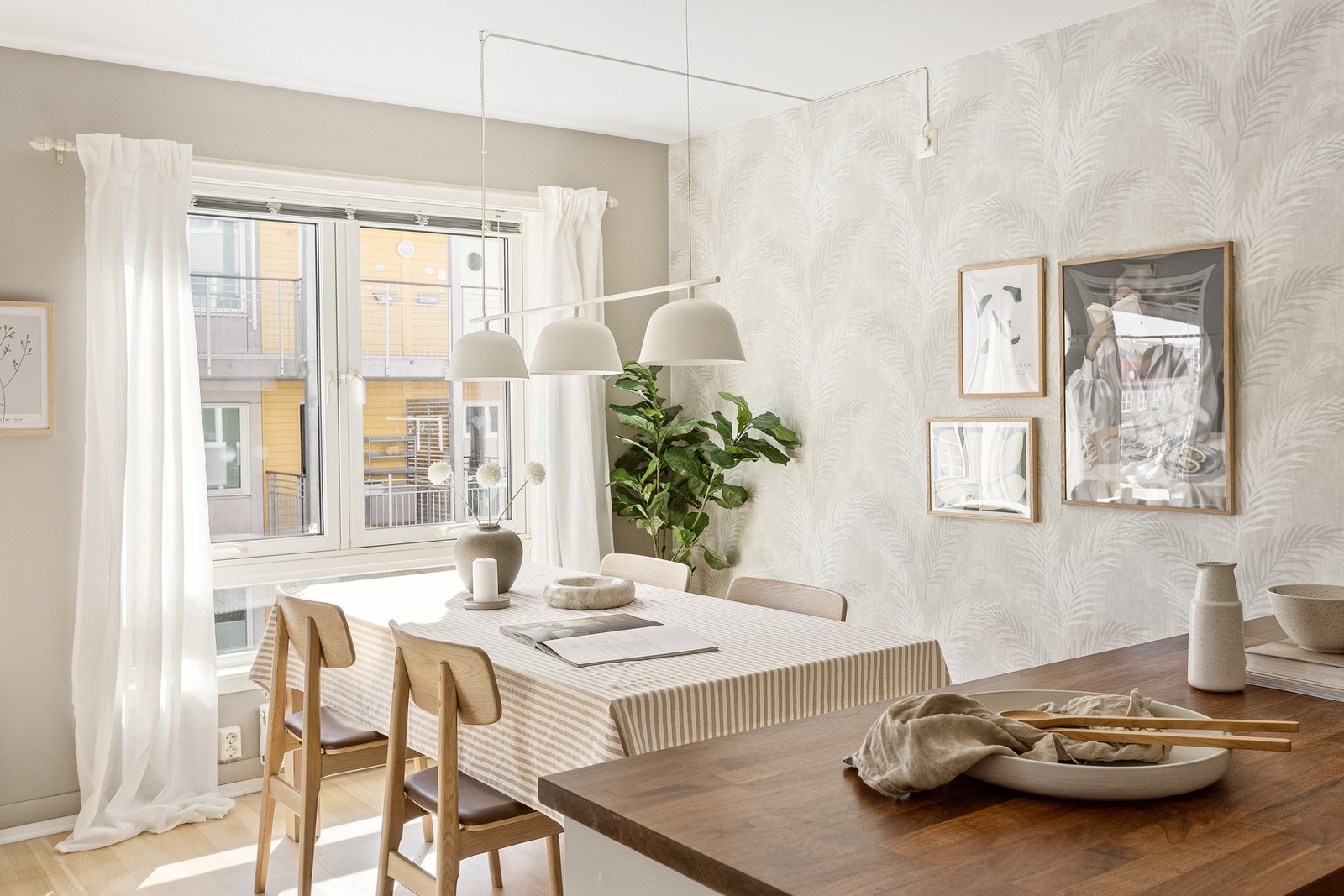 Naturlig plass til spisebord hvor du kan invitere venner og familie til hyggelige lag. Galleribilde