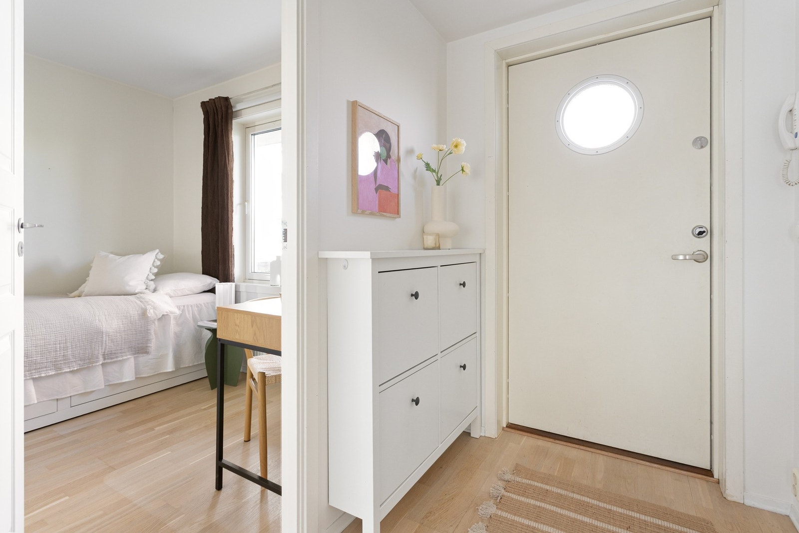 Leiligheten ligger i oppgangens 2.etasje med heisadkomst fra felles inngangsparti og garasjeplan. Galleribilde