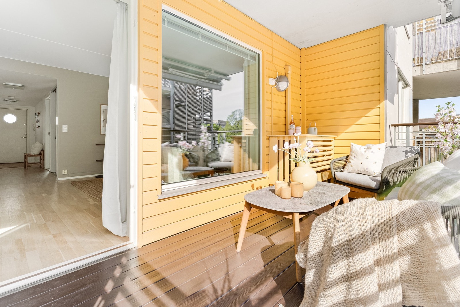 Balkongen blir som en ekstra stue på sommerhalvåret hvor du kan nyte solen og nyte måltidene utendørs. Galleribilde