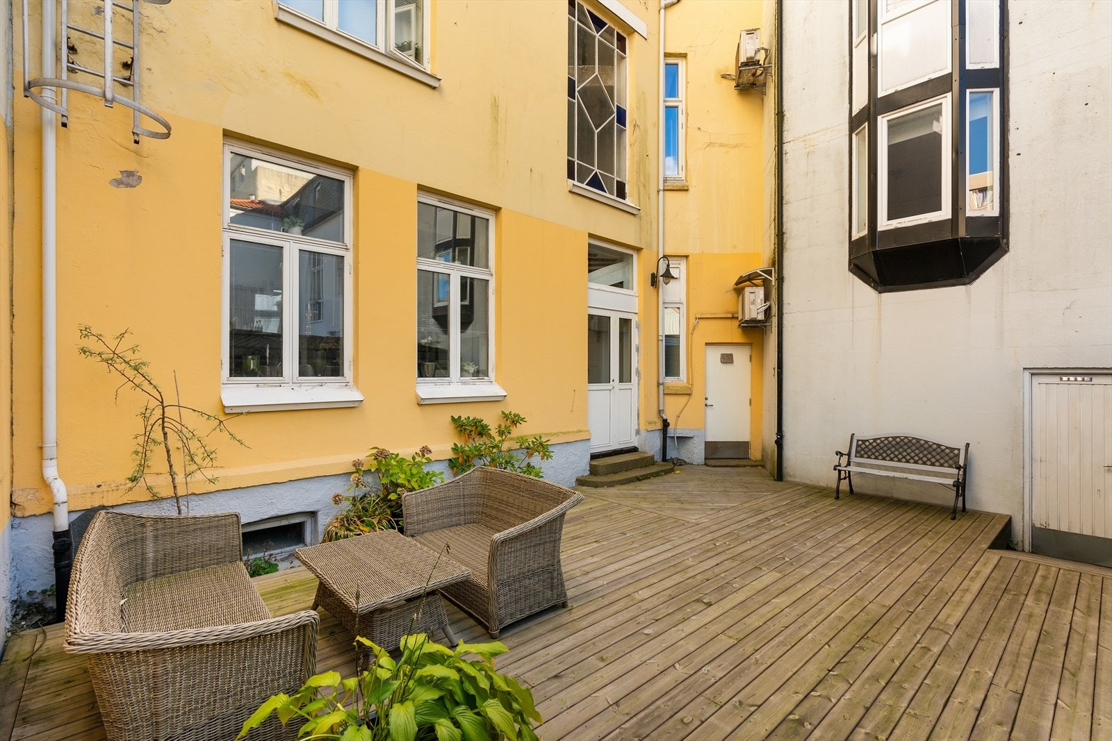 Sameiets felles bakgård med sittegrupper Galleribilde