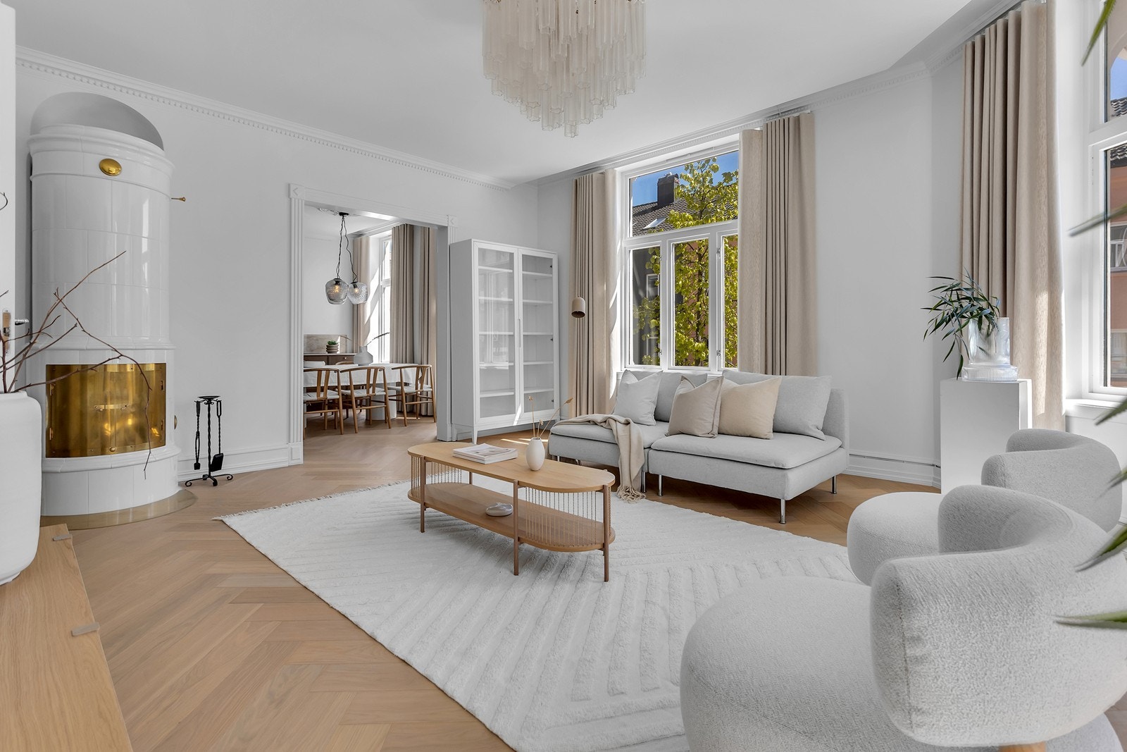 Åpen og luftig stue med store vindusflater som slipper inn rikelig med naturlig lys Galleribilde