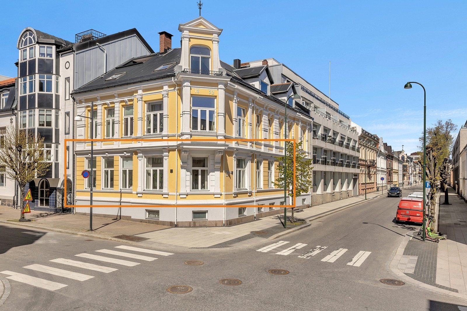 Leiligheten ligger i en høy første etasje i en klassisk bygård Galleribilde