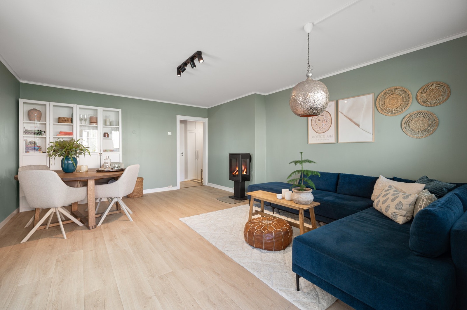 Stuen har vedfyring og elektrisitet som oppvarmingskilder. Galleribilde