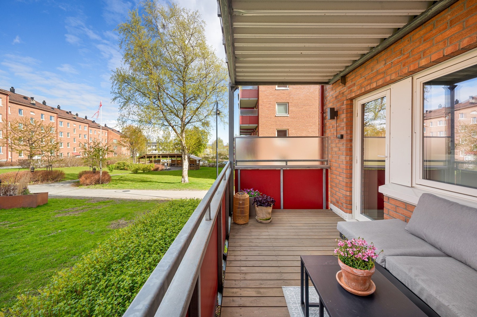 Borettslaget har pent opparbeide fellesarealer. Galleribilde