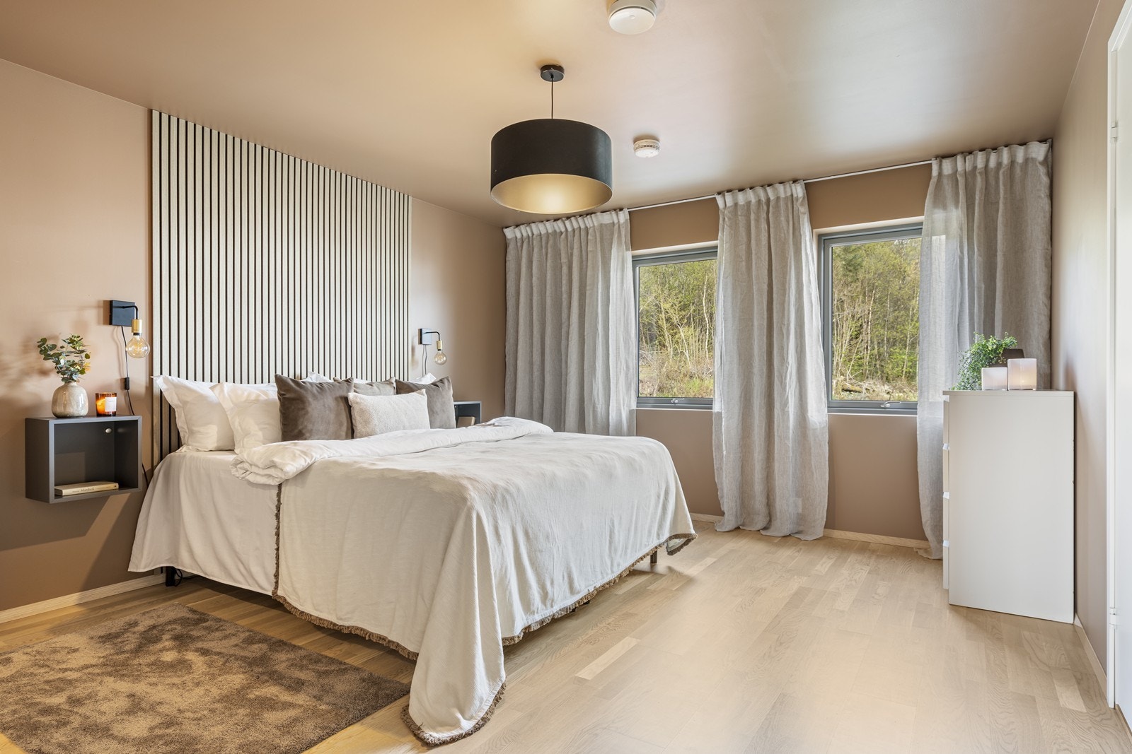Romslig "hotellsoverom" Galleribilde