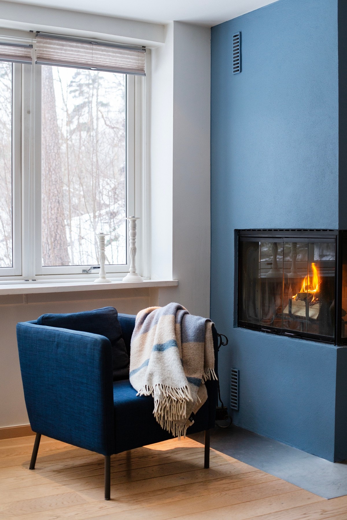 I hjørnet av stuen er det en lekker peis som både gir god varme og bidrar til ekstra hygge. Det er også gulvvarme i alle rom unntatt kjøkkenet. Galleribilde