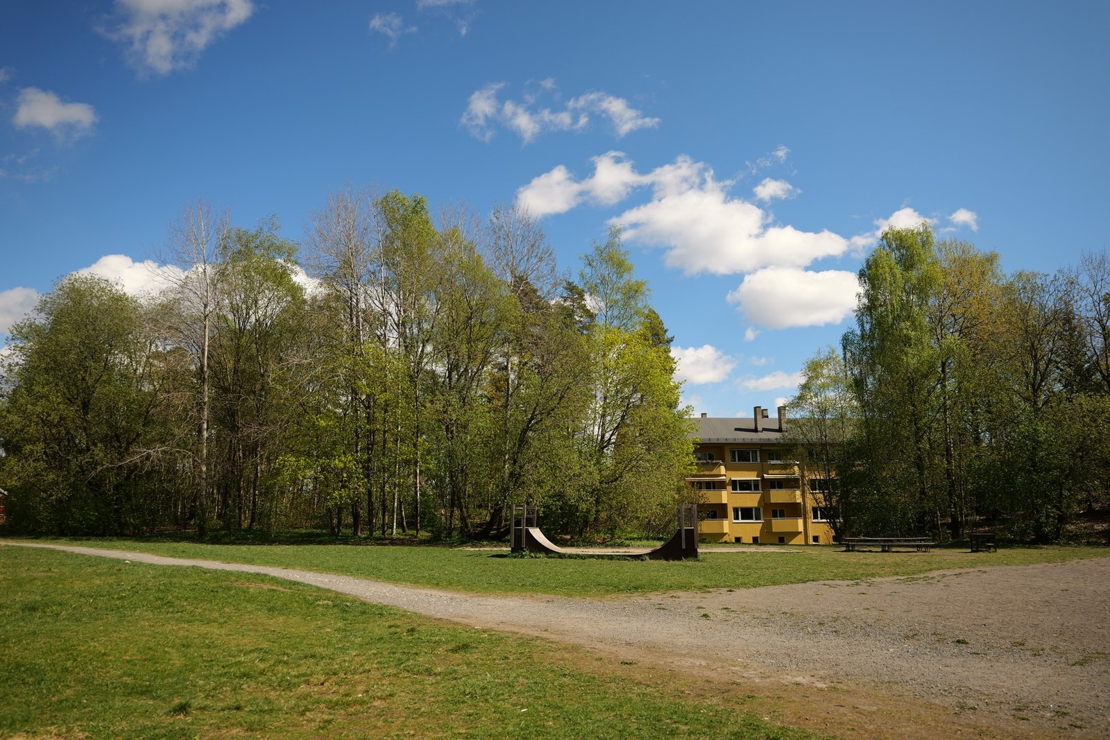 Leiligheten ligger i et veletablert og rolig boligområde ved foten av Holmenkollen med kort vei til både byen og marka. Galleribilde
