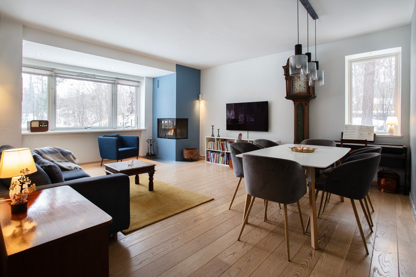 Velkommen til Holmen og Stasjonsveien 45 B! En lys og pen 4-roms endeleilighet med god og moderne standard. Foto innvendig: Maja de Silva Galleribilde