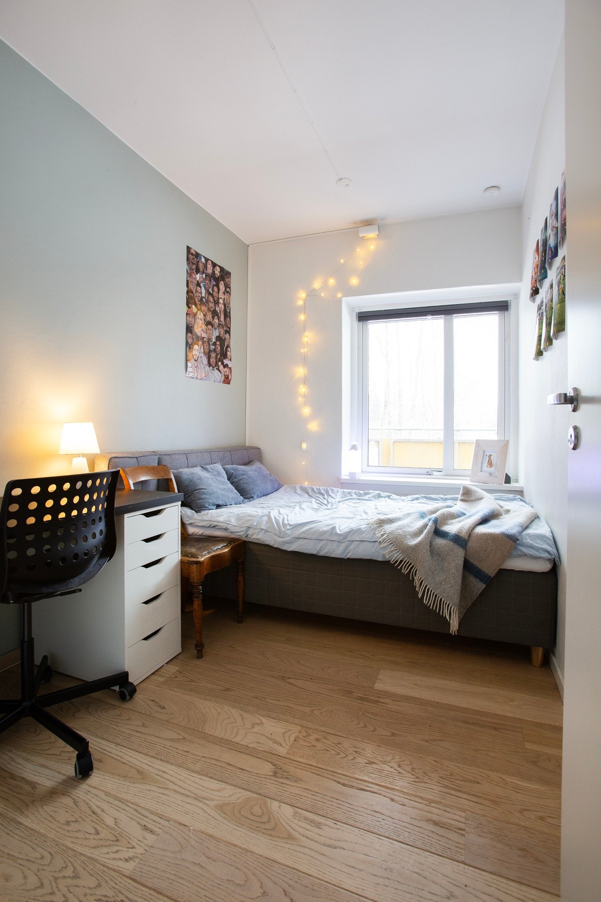 Soverom 3 er i dag innredet som et gjesterom kombinert med kontor. Soverommet har den samme gode standarden med enstavs parkett på gulv med gulvvarme og glatte malte overflater. Galleribilde
