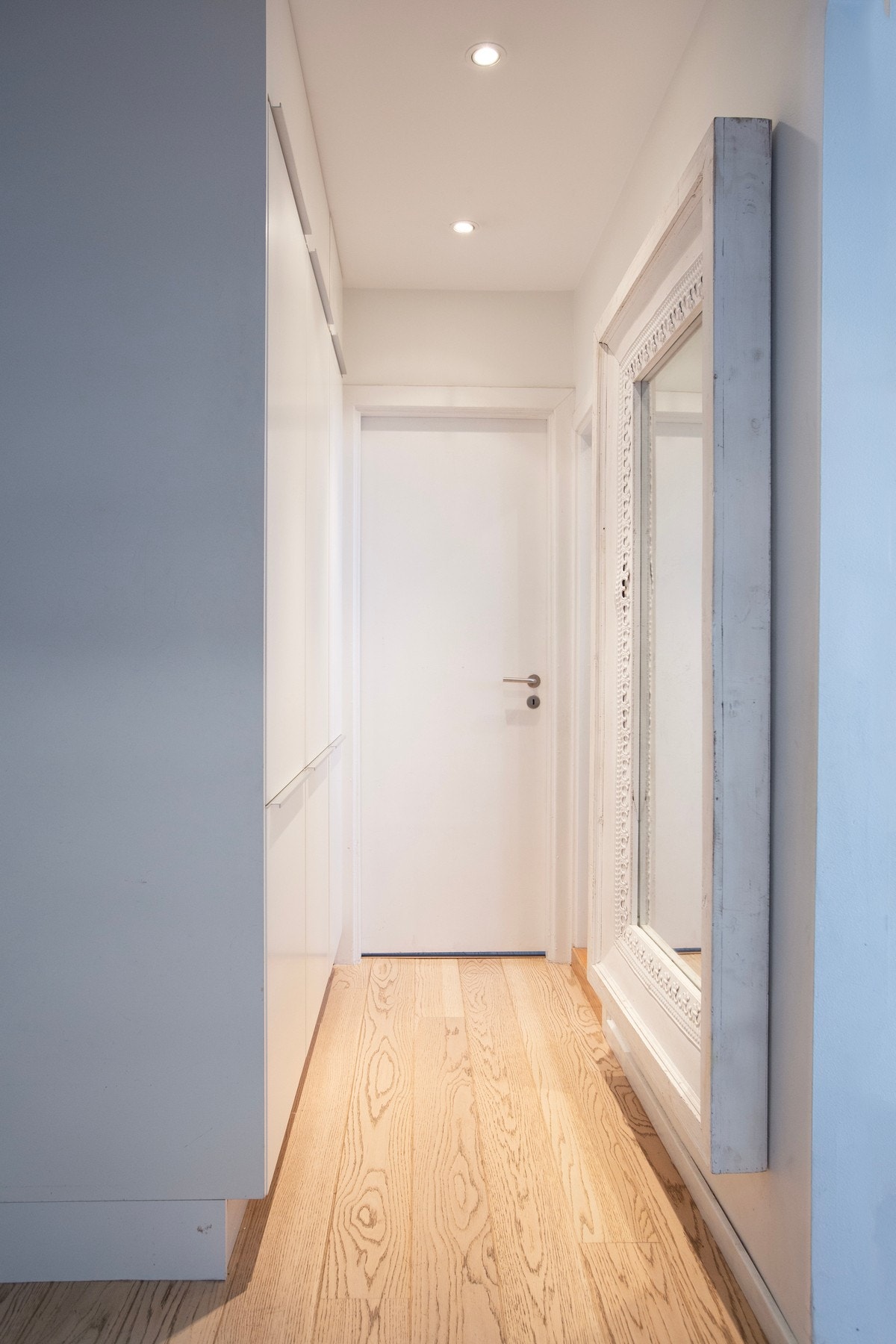 I entréen er det god oppbevaringsplass i både stor skyvedørsgarderobe og i garderobeskap. Galleribilde