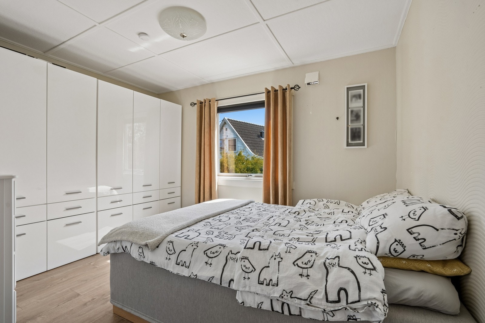 Soverom I med garderobe Galleribilde