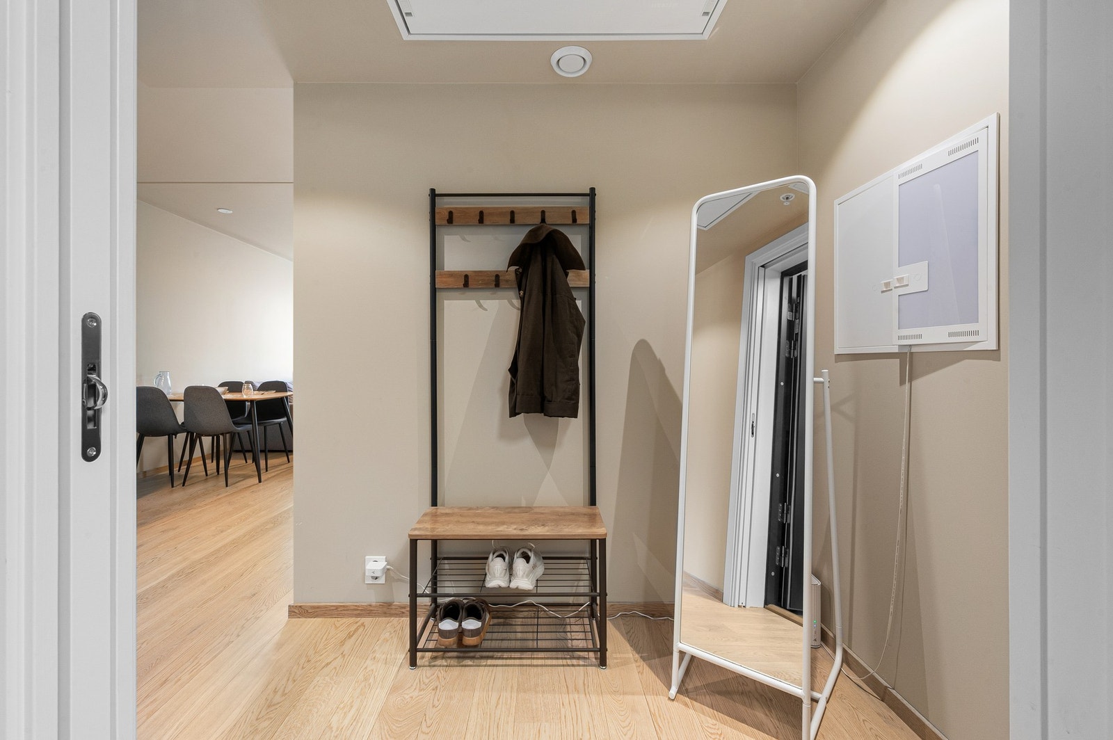 Velkommen inn! Her er det god plass til oppbevaring av sko og yttertøy i en praktisk entré. I tillegg medfølger en bod i kjeller på 5 m², som gir gode lagringsmuligheter. Galleribilde